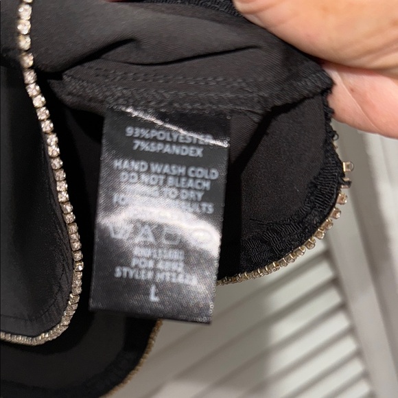 Storia Elegant Black Blouse with Scalloped Hem - Picture 5 of 7